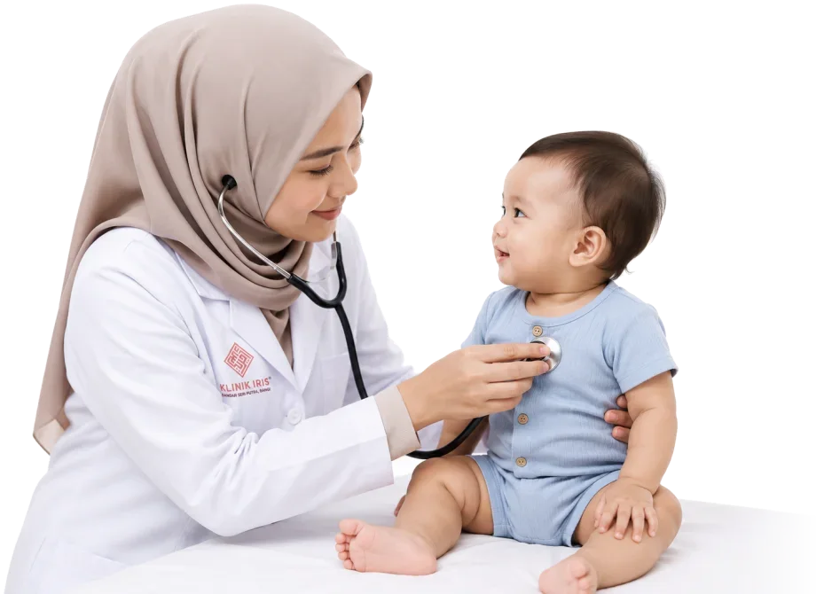 Doktor Klinik Iris memeriksa bayi