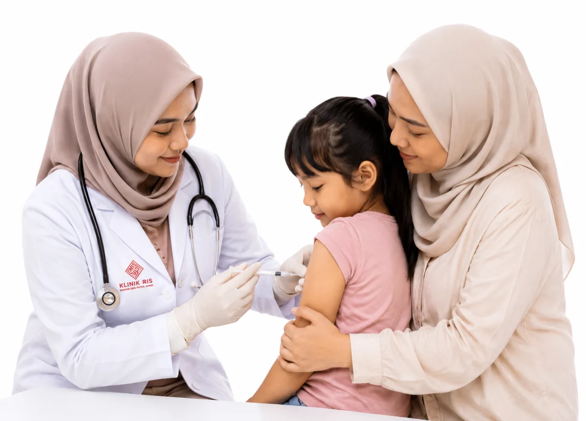 Doktor Klinik Iris memberi vaksin kepada kanak-kanak